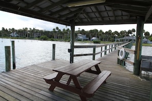 Outdoor dining - Indian River lagoon Fishing Cottage 2 miles from the Atlantic Ocean w/250 dock (Fort Pierce)