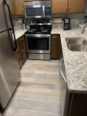 冷蔵庫、電子レンジ、オーブン、コンロ