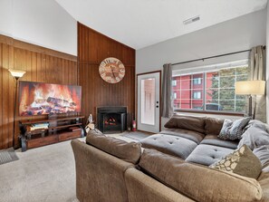 Télévision à écran plat, cheminée