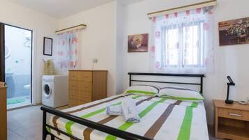 2 camere, una scrivania, ferro/asse da stiro, Wi-Fi gratuito