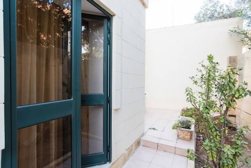 Modern, Bright and spacious Apartment close to beach and st. Julians