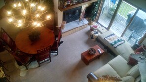 Televisión de pantalla plana, chimenea y reproductor de DVD 