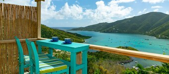 Bon Bini Cottage - Full AC, Solar Power w/ Battery Back-Up, & Hot Tub!