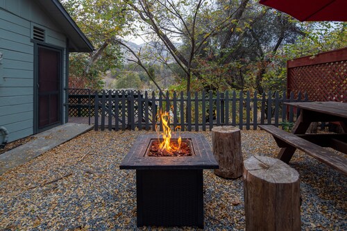 1 Min from Sequoia National Park Cabin for 2 with additional sleeper sofa