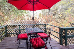 Outdoor dining - Park like cabin perfect for Parents with two children  (Three Rivers)