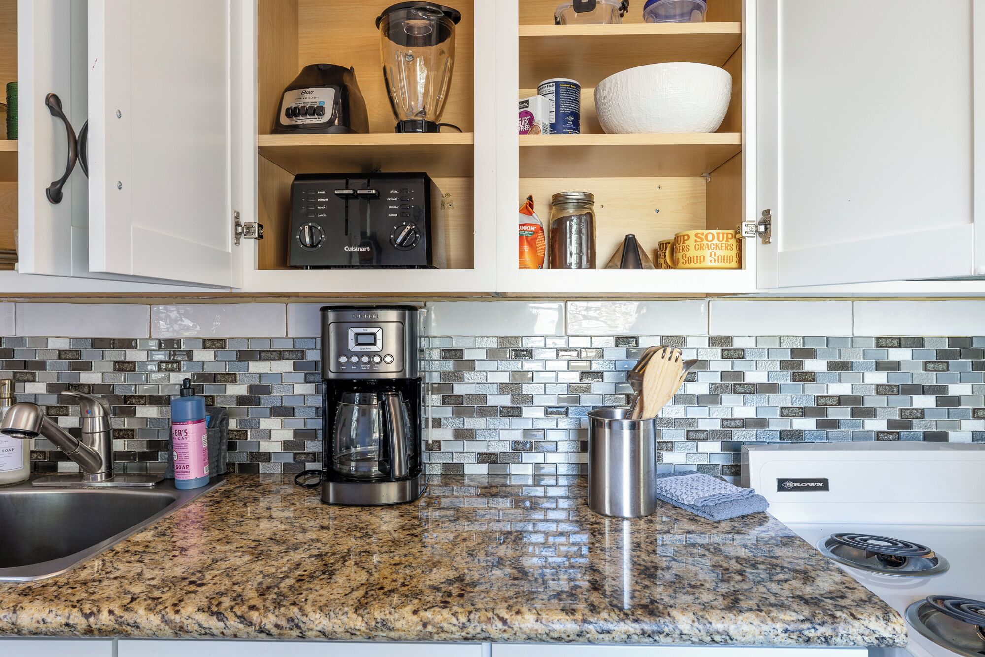 Coffee/tea maker, fridge, microwave, oven