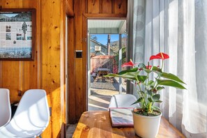 Dining - 1 Min from Sequoia National Park Cabin for 2 with additional sleeper sofa (Three Rivers)