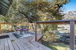 Outdoor dining - 1 Min from Sequoia National Park Cabin for 2 with additional sleeper sofa (Three Rivers)