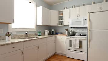 雪櫃、微波爐、焗爐、爐具