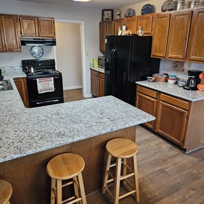 Fridge, microwave, oven, stovetop - Private setting close to Clemson University (Seneca)