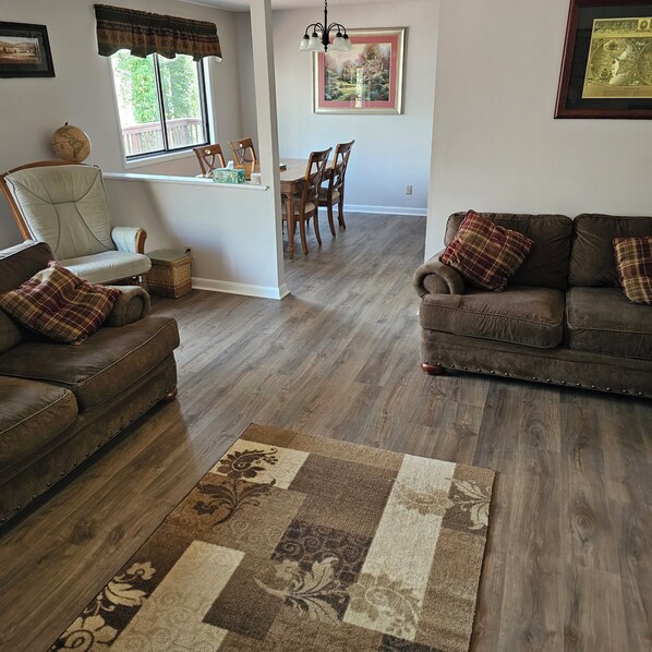 Smart-TV, DVD-spiller og bøker