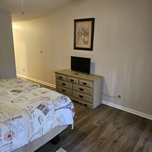 3 bedrooms, iron/ironing board, travel crib, free WiFi