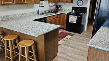 雪櫃、微波爐、焗爐、爐具