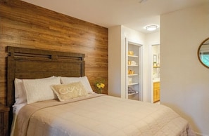 2 chambres, fer et planche à repasser, lit de bébé portatif