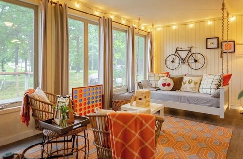 CaddyShack~ Newly remodeled townhome yards from back 40 bike trails 