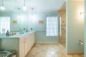 Shower, hair dryer, towels, soap - Private in-town Delray Beach Oasis (Delray Beach)