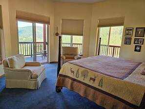 5 bedrooms, desk, WiFi, bed sheets
