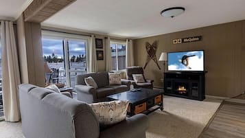 Tv, eldstad och en stereo