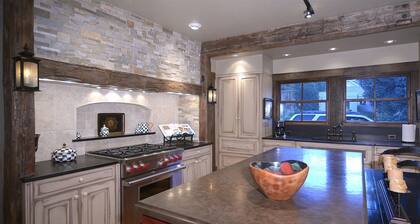 The Restoration /Luxury Historical Home Only One Block Off Elk Ave