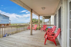 Terrace/patio - No Worries: Spacious, well-equipped kitchen, covered porch, located diagonally a (Oak Island)