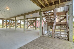 Terrace/patio - No Worries: Spacious, well-equipped kitchen, covered porch, located diagonally a (Oak Island)