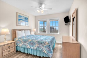 4 bedrooms, internet, bed sheets - No Worries: Spacious, well-equipped kitchen, covered porch, located diagonally a (Oak Island)