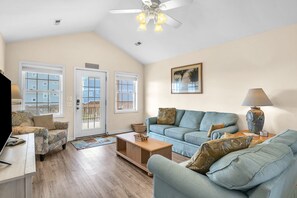 Flat-screen TV, DVD player - No Worries: Spacious, well-equipped kitchen, covered porch, located diagonally a (Oak Island)