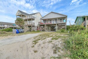 Exterior - No Worries: Spacious, well-equipped kitchen, covered porch, located diagonally a (Oak Island)