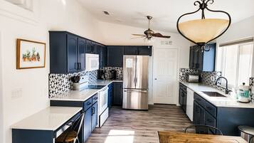 Een koelkast, een magnetron, een oven, een kookplaat