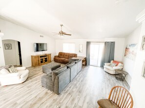 TV connectée, lecteur de DVD, livres