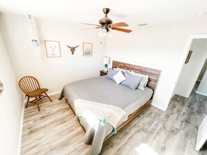 4 sovrum, memory foam-madrasser, strykjärn/strykbräda och resesäng