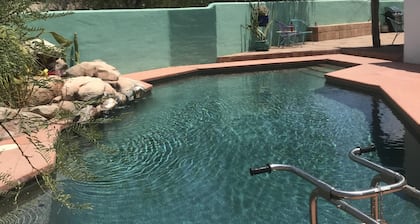 Estilo pueblo en estribaciones: bañera de hidromasaje y piscina