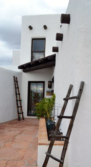 Terrace/patio - Pueblo style in foothills-Hot tub and Pool (Tucson)