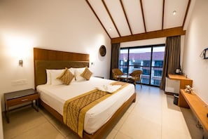 Cofres nos quartos, escrivaninha, cortinas blackout