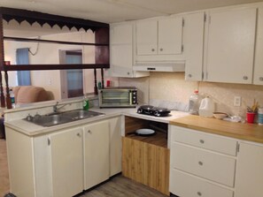 Geladeira, micro-ondas, fogão, cafeteira/chaleira