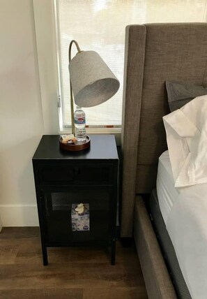 Escritorio, tabla de planchar con plancha, wifi gratis y ropa de cama 