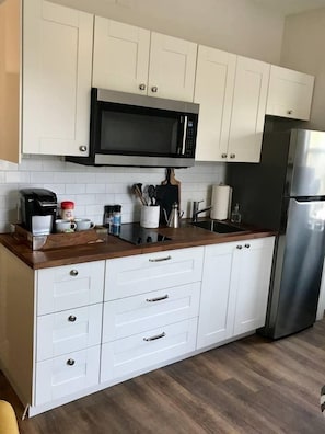 Kühlschrank, Mikrowelle, Ofen, Herdplatte