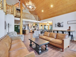 Téléviseur connecté, foyer, lecteur de DVD, table de baby-foot