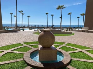 Alberca al aire libre y alberca climatizada