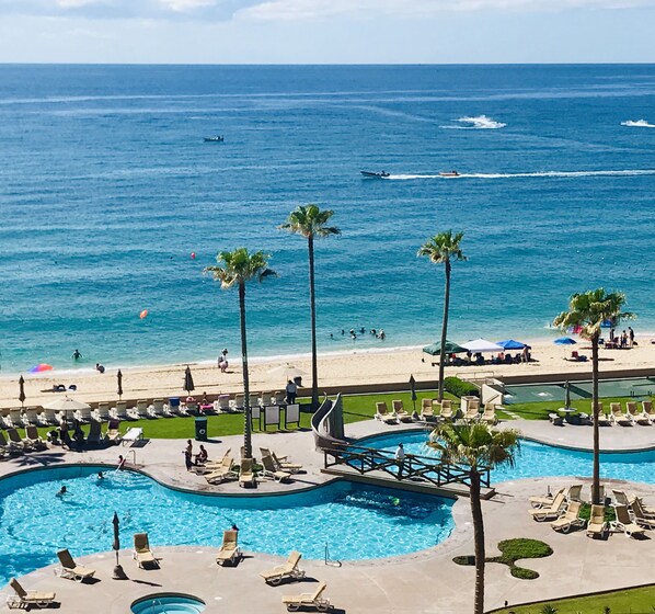 Alberca al aire libre y alberca climatizada