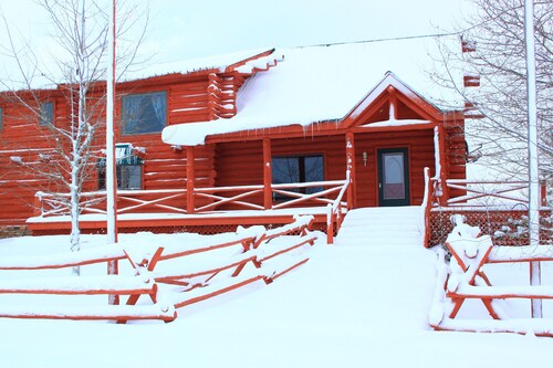 Wunderschöne mehrstöckige Blockhütte mit 3 Schlafzimmern und grandiosem Blick auf Teton!