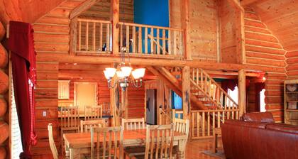 ¡Hermosa cabaña de troncos de varios niveles de 3 habitaciones con vistas grandiosas a Teton!