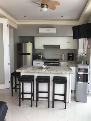 Refrigerador, microondas, horno y parrilla de estufa 