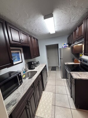 Refrigerador, microondas, horno y parrilla de estufa 