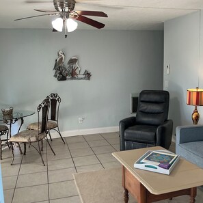 Smart-TV, Bücher, Arbeitsbereiche