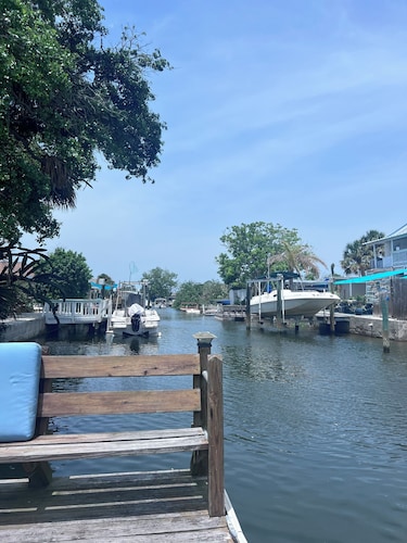 Water front, with 2 kayaks .
Mobility & pet friendly: no step, one level house.