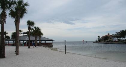 CASA FRENTE AL AGUA, MASCOTA AMIGABLE, ACCESO DIRECTO AL GOLFO.