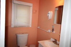 Combined shower/bathtub, hair dryer, towels