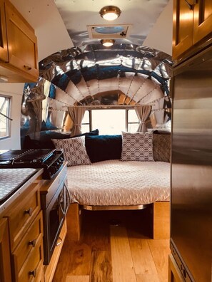 Unclassified image, 2 of 33, button