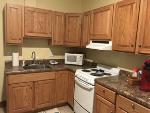 Jääkaappi, mikroaaltouuni, uuni, kahvin-/teenkeitin